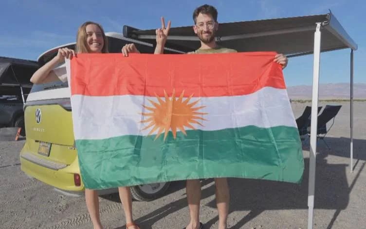 لە مینی بەسێکەوە بۆ جیهان: چیرۆکی خۆشەویستیی کوردی و ئەمریکیی لەسەر چوار چەرخ