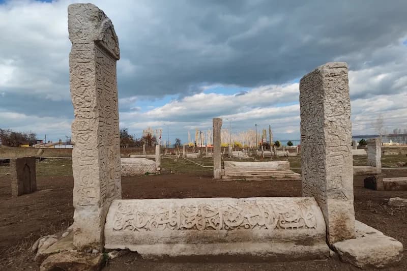 بەردی گۆڕستانێکی کوردیی سەردەمی ناوەڕاست لە گەڤاش ڕووی لە دەزگای سڕینەوەی میراتی تورکیا دەکاتەوە