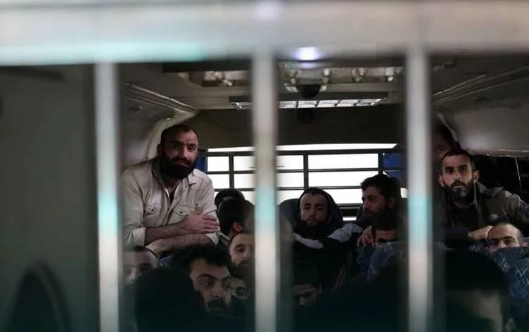 QSD و دیمەشق نزیکەی ٥٠٠ زیندانی ئاڵوگۆڕ دەکەن لە تازەترین هەنگاوی بنیاتنانی متمانە